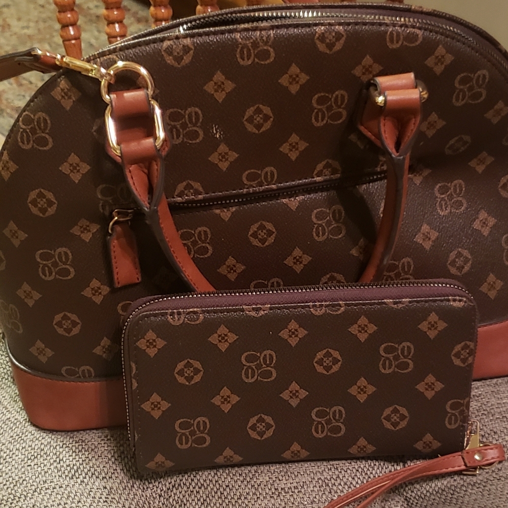 Bag & wallet set. Very nice!""